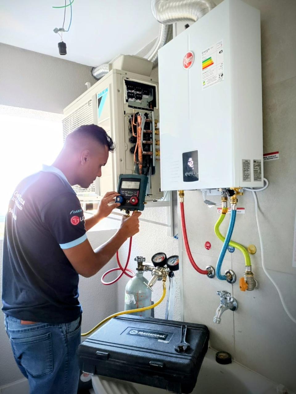 Técnico Cost Clima realizando manutenção especializada em ar-condicionado